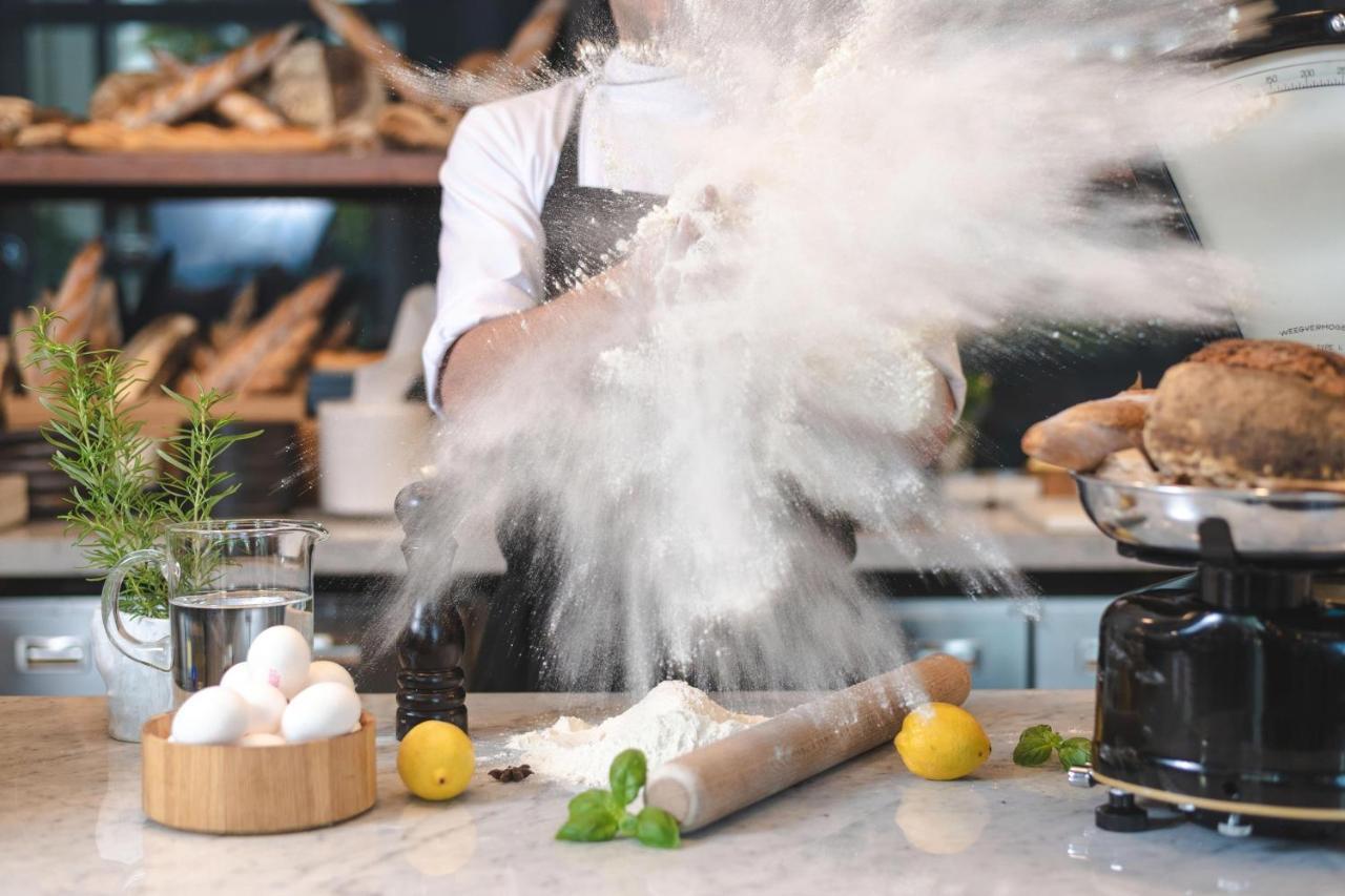Al Messila, A Luxury Collection Resort & Spa, דוחה מראה חיצוני תמונה A baker sifting flour