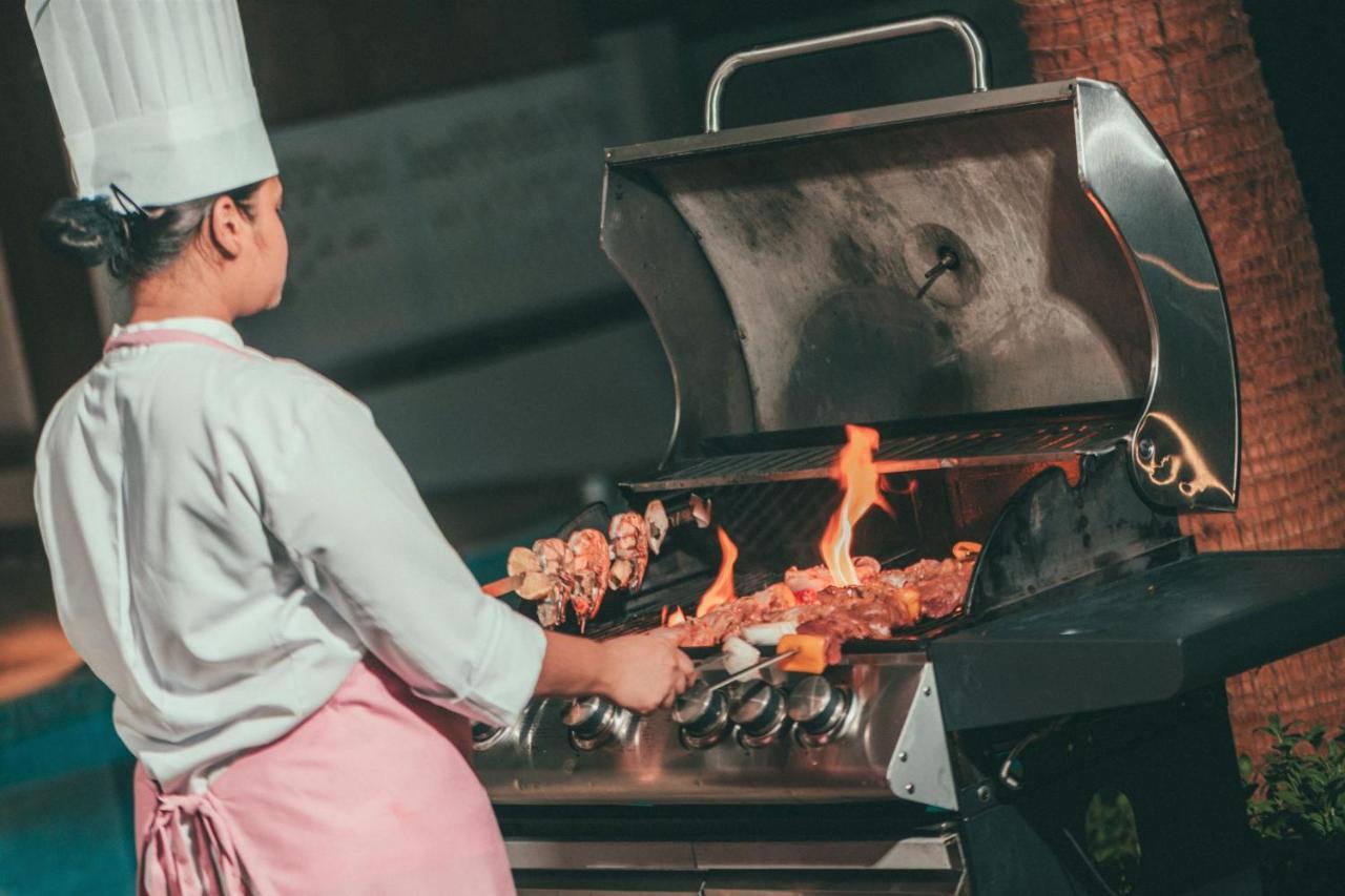 Al Messila, A Luxury Collection Resort & Spa, דוחה מראה חיצוני תמונה A chef cooking on a gas grill