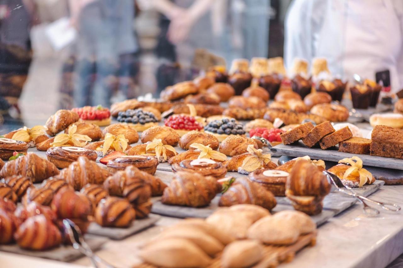 Al Messila, A Luxury Collection Resort & Spa, דוחה מראה חיצוני תמונה A selection of pastries