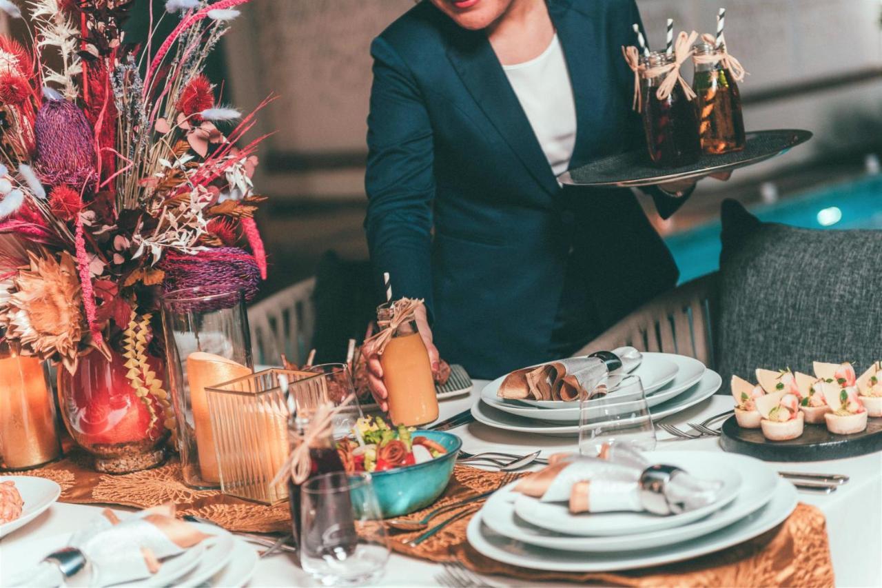 Al Messila, A Luxury Collection Resort & Spa, דוחה מראה חיצוני תמונה A server at work