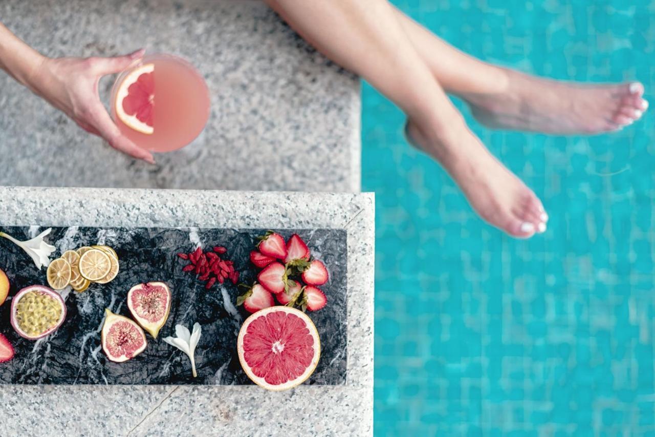 Al Messila, A Luxury Collection Resort & Spa, דוחה מראה חיצוני תמונה A woman holding a grapefruit cocktail