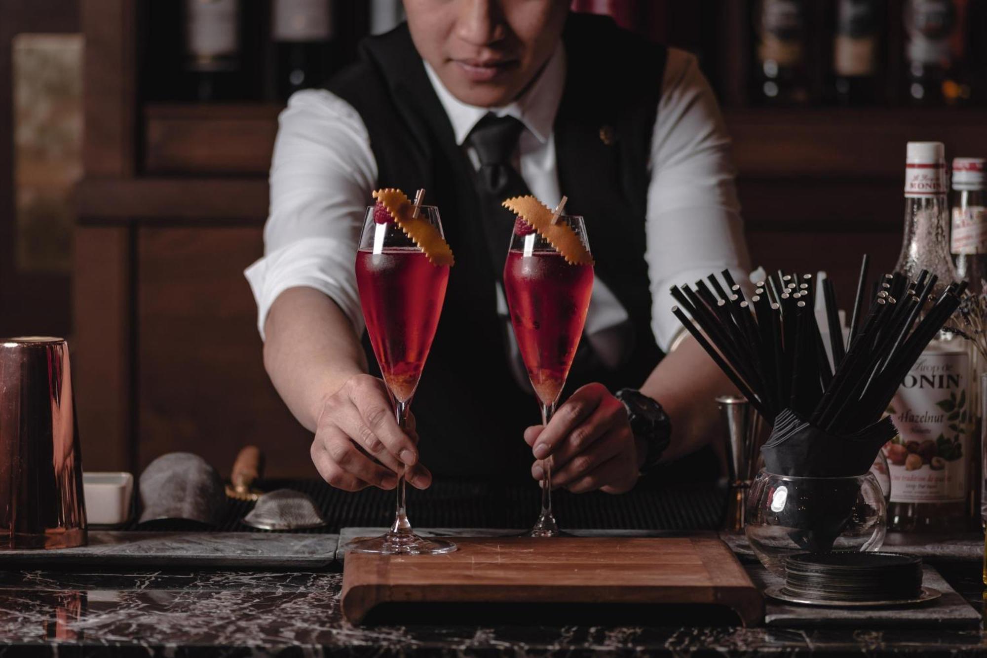 Al Messila, A Luxury Collection Resort & Spa, דוחה מראה חיצוני תמונה A bartender serving cocktails